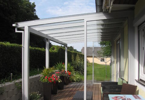 Überdachung mit Windschutz