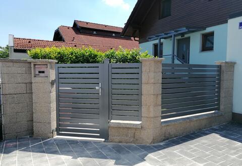 Querlattenzaun mit Gehtüre