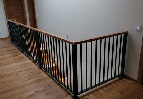 Stahlgeländer mit Holzhandlauf