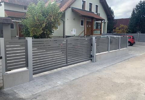 Querlattenzaun mit Schiebetor