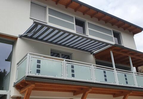 Geländer und Markise perfekt aufeinander abgestimmt