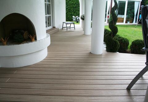 WPC Diele mit glatter Oberfläche