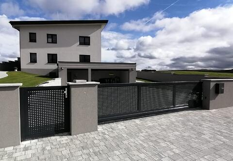 Schiebetor und Gehtüre