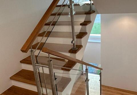 Edelstahlgeländer mit Glas und Holzhandlauf