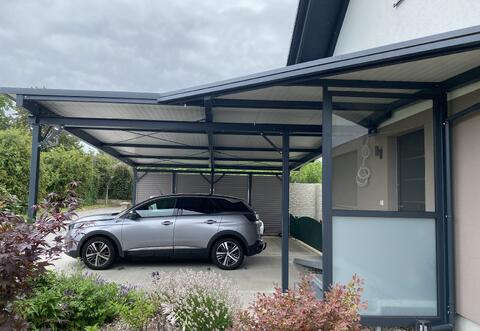 Carport mit angrenzender Eingangsüberdachung