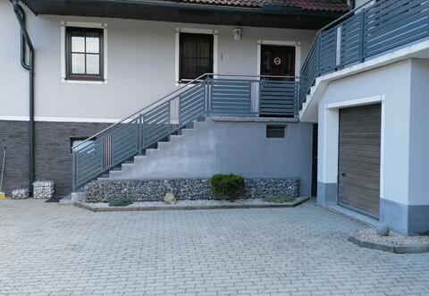 Aluminiumgeländer mit Edelstahldekor