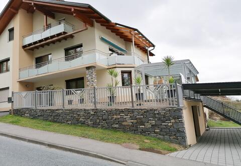 Zaun, Geländer, Überdachung aufeinander abgestimmt