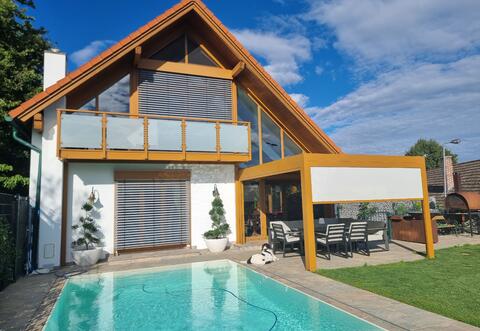 Geländer und Überdachung perfekt aufeinander abgestimmt.