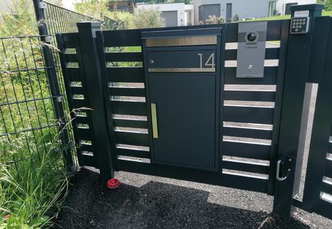 Gehtüre mit integriertem Postkasten