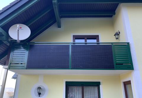 Geländer mit PV-Modulen