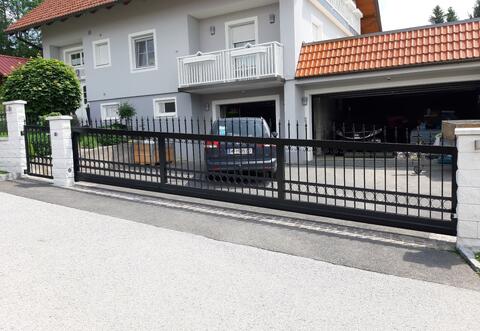 Schiebetor in Schmiedealu