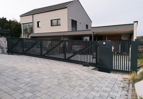 Einfahrtstor mit Gehtüre